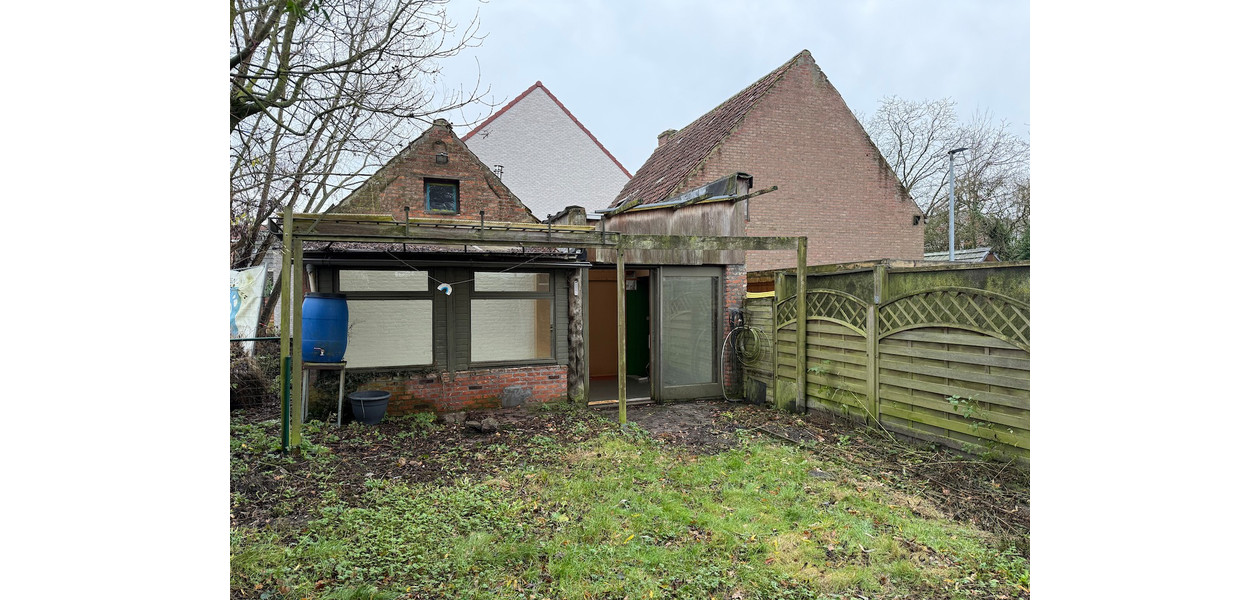 Uniek gelegen te renoveren karakterwoning,  4 slpkmrs en grote tuin