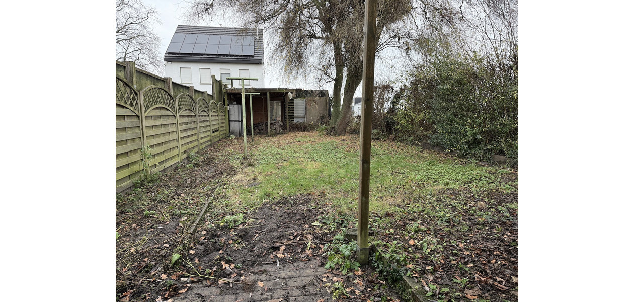 Uniek gelegen te renoveren karakterwoning,  4 slpkmrs en grote tuin