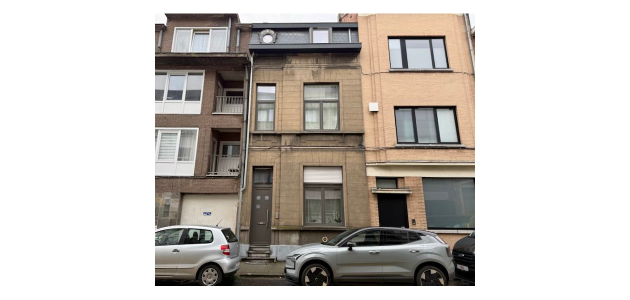 IN VOLLE CENTRUM, GEZINSWONING MET 3 SLAAPKAMERS EN TUIN