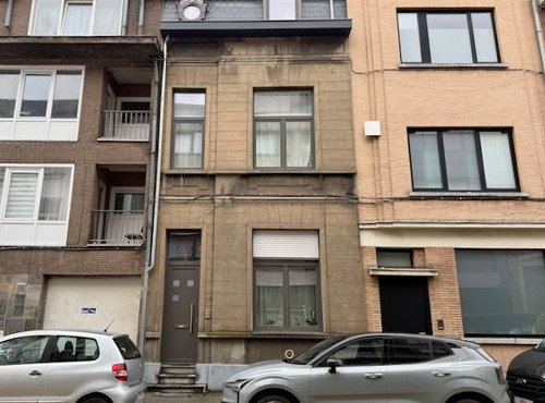 IN VOLLE CENTRUM, GEZINSWONING MET 3 SLAAPKAMERS EN TUIN