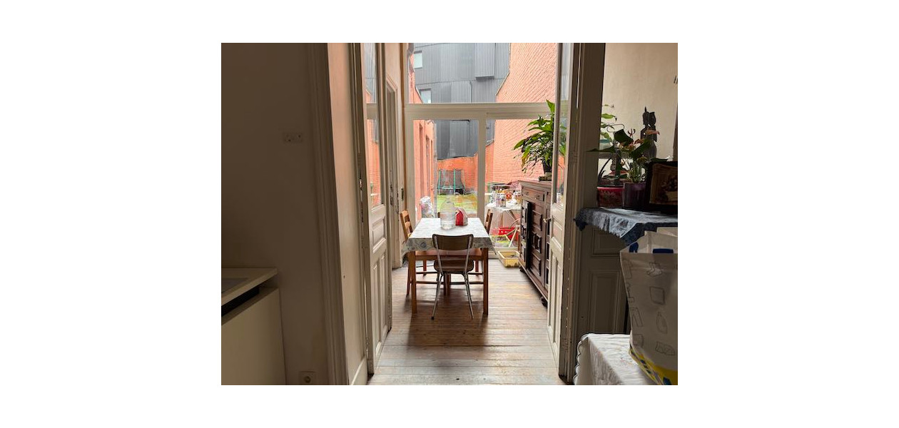 IN VOLLE CENTRUM, GEZINSWONING MET 3 SLAAPKAMERS EN TUIN