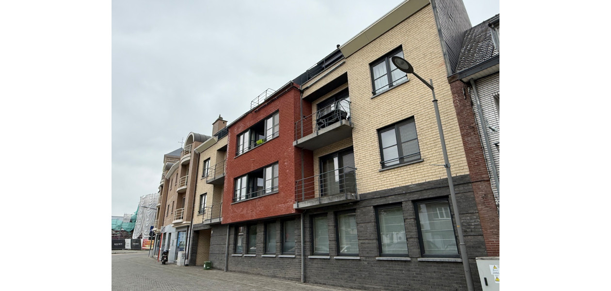 RUIM GELIJKVLOERS APPARTEMENT MET 2 SLPKMRS EN ZONNETERRAS