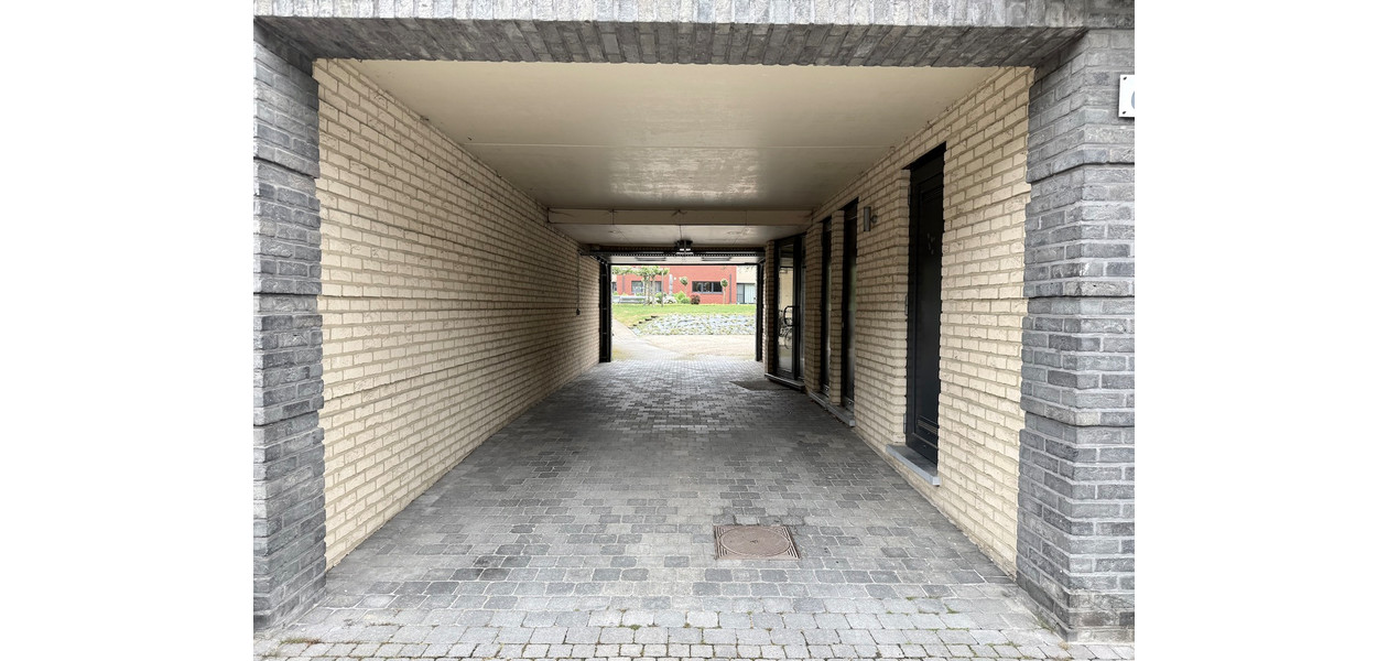 RUIM GELIJKVLOERS APPARTEMENT MET 2 SLPKMRS EN ZONNETERRAS