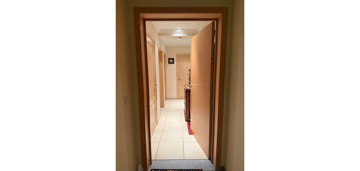 RUIM GELIJKVLOERS APPARTEMENT MET 2 SLPKMRS EN ZONNETERRAS