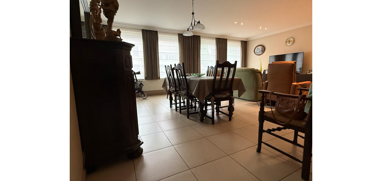 RUIM GELIJKVLOERS APPARTEMENT MET 2 SLPKMRS EN ZONNETERRAS