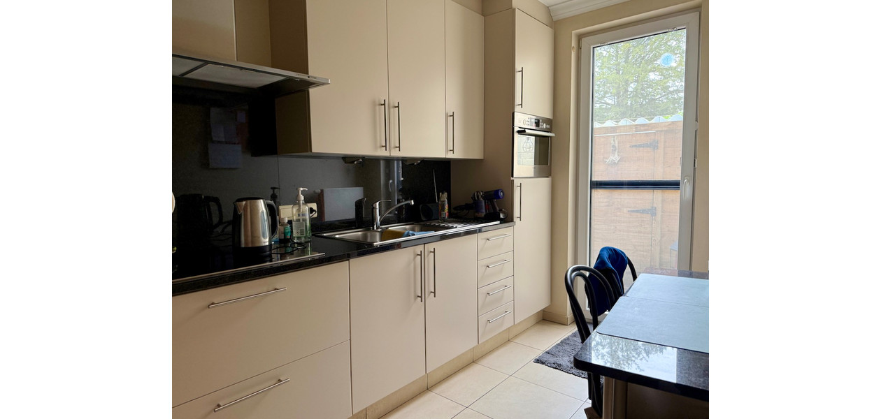 RUIM GELIJKVLOERS APPARTEMENT MET 2 SLPKMRS EN ZONNETERRAS