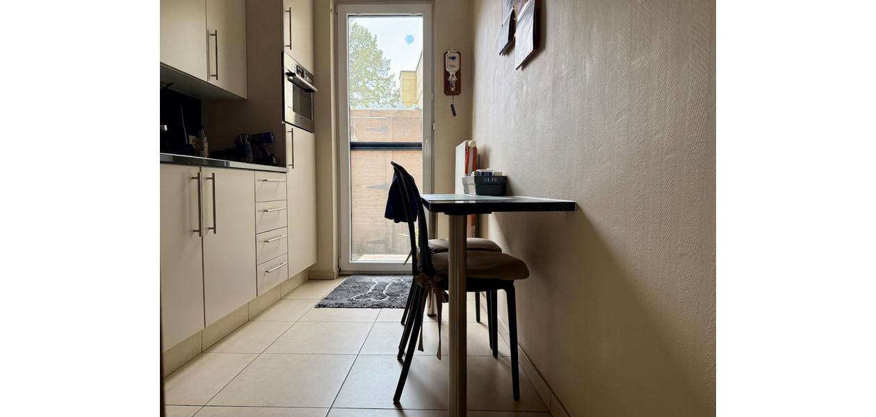 RUIM GELIJKVLOERS APPARTEMENT MET 2 SLPKMRS EN ZONNETERRAS