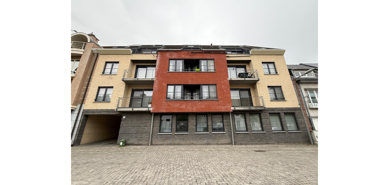 RUIM GELIJKVLOERS APPARTEMENT MET 2 SLPKMRS EN ZONNETERRAS