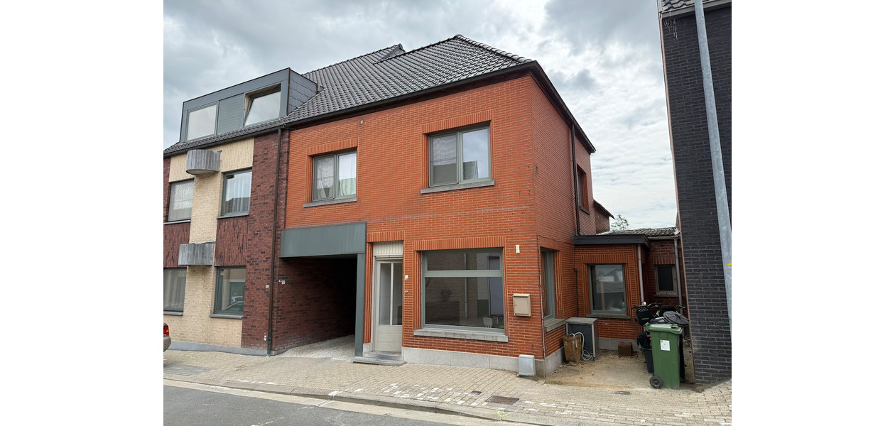 GEZELLIGE FAMILIALE WONING MET 3 SLPKMRS EN LEUKE TUIN