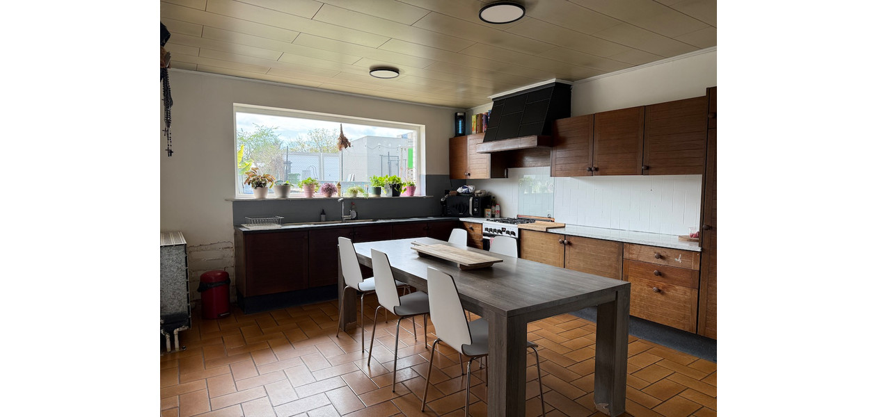 GEZELLIGE FAMILIALE WONING MET 3 SLPKMRS EN LEUKE TUIN