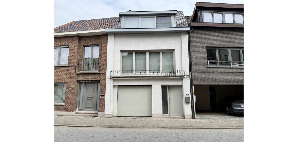 VOLLEDIG GERENOVEERDE BEL-ETAGE MET 3 SLAAPKAMERS, GARAGE EN TUIN