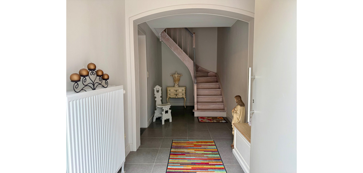 VOLLEDIG GERENOVEERDE BEL-ETAGE MET 3 SLAAPKAMERS, GARAGE EN TUIN