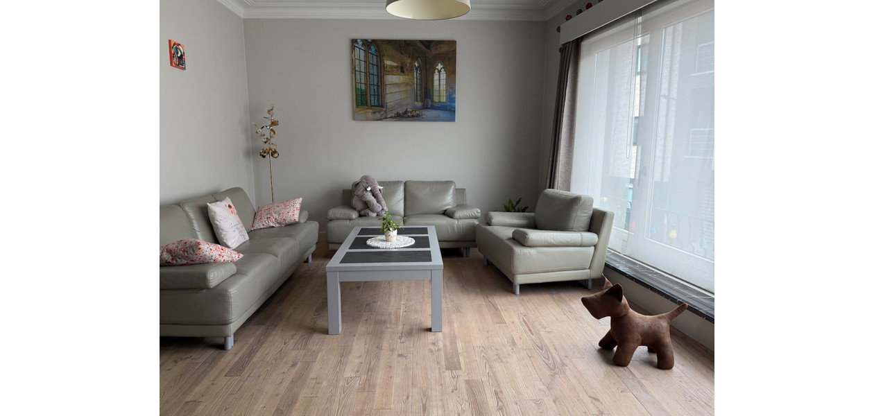 VOLLEDIG GERENOVEERDE BEL-ETAGE MET 3 SLAAPKAMERS, GARAGE EN TUIN