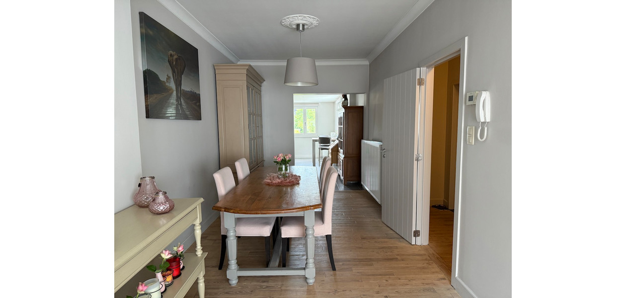 VOLLEDIG GERENOVEERDE BEL-ETAGE MET 3 SLAAPKAMERS, GARAGE EN TUIN