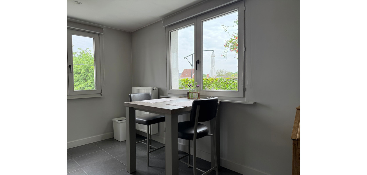 VOLLEDIG GERENOVEERDE BEL-ETAGE MET 3 SLAAPKAMERS, GARAGE EN TUIN