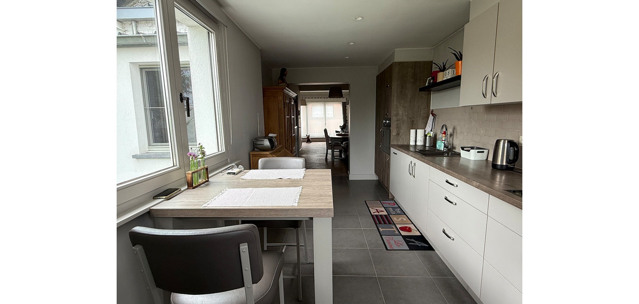 VOLLEDIG GERENOVEERDE BEL-ETAGE MET 3 SLAAPKAMERS, GARAGE EN TUIN