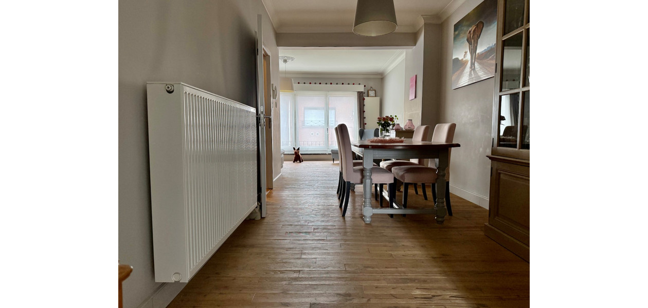 VOLLEDIG GERENOVEERDE BEL-ETAGE MET 3 SLAAPKAMERS, GARAGE EN TUIN