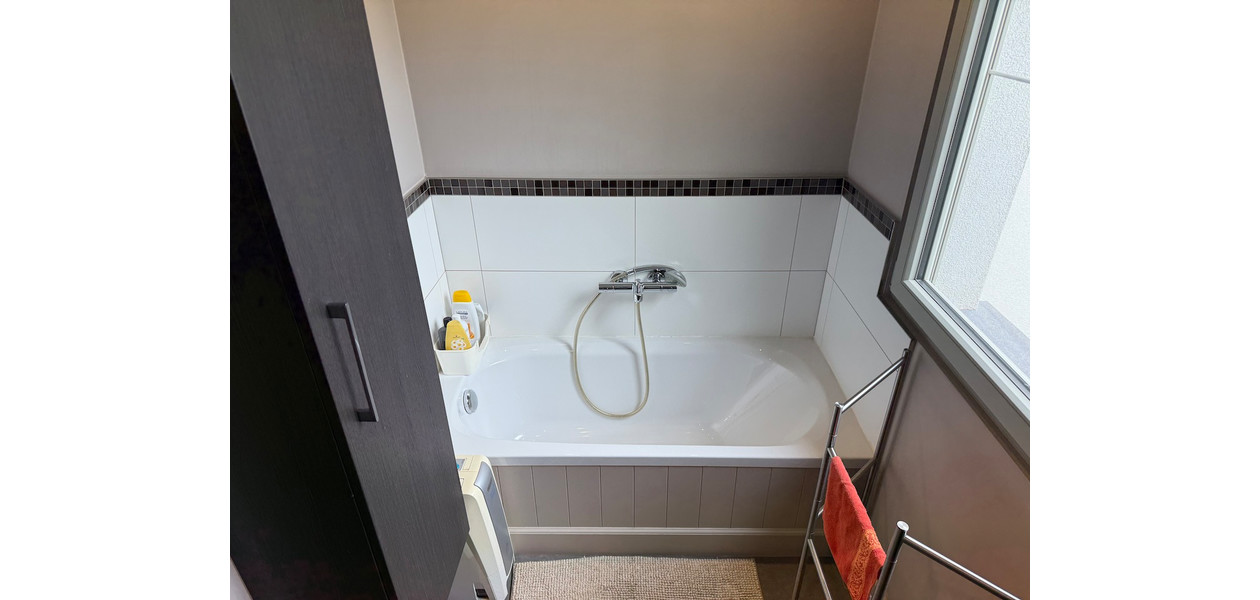 VOLLEDIG GERENOVEERDE BEL-ETAGE MET 3 SLAAPKAMERS, GARAGE EN TUIN