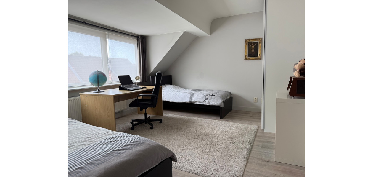 VOLLEDIG GERENOVEERDE BEL-ETAGE MET 3 SLAAPKAMERS, GARAGE EN TUIN