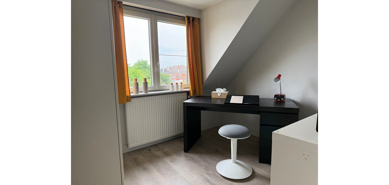 VOLLEDIG GERENOVEERDE BEL-ETAGE MET 3 SLAAPKAMERS, GARAGE EN TUIN