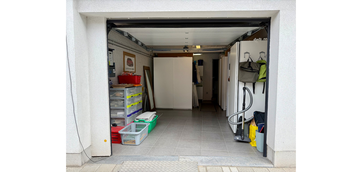 VOLLEDIG GERENOVEERDE BEL-ETAGE MET 3 SLAAPKAMERS, GARAGE EN TUIN