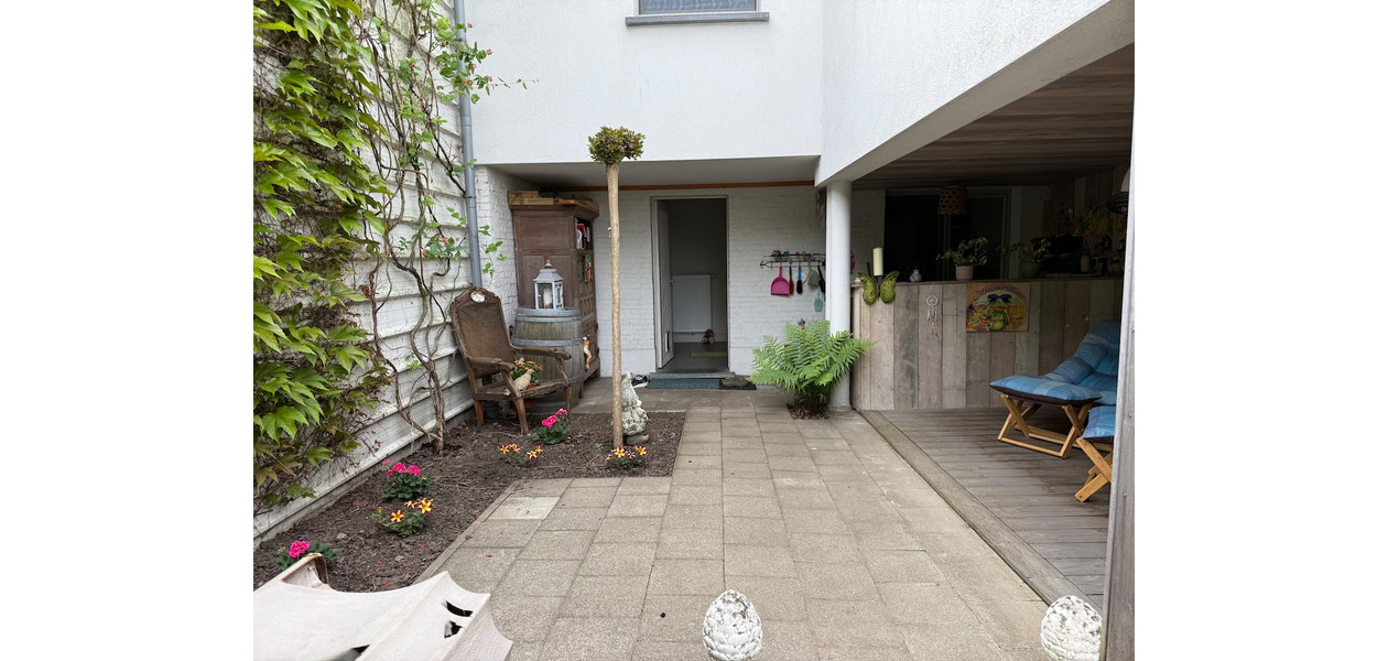 VOLLEDIG GERENOVEERDE BEL-ETAGE MET 3 SLAAPKAMERS, GARAGE EN TUIN