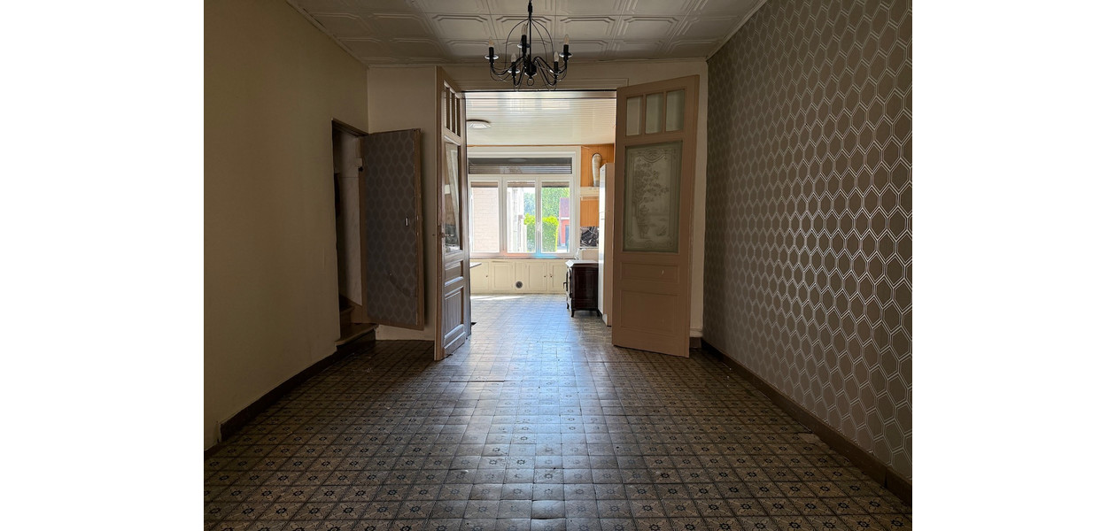 TE RENOVEREN FAMILIALE WONING OP 100 M VAN HET STATION