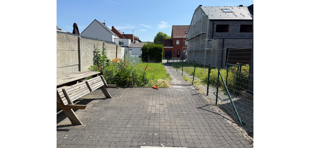 TE RENOVEREN FAMILIALE WONING OP 100 M VAN HET STATION