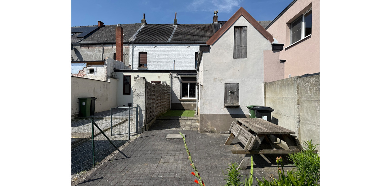 TE RENOVEREN FAMILIALE WONING OP 100 M VAN HET STATION