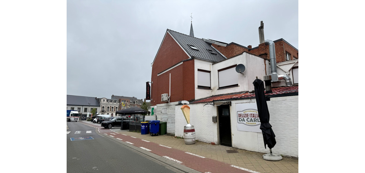 VOLLEDIG INGERICHT ITALIAANS RESTAURANT/PIZZERIA OP EEN TOP LOKATIE