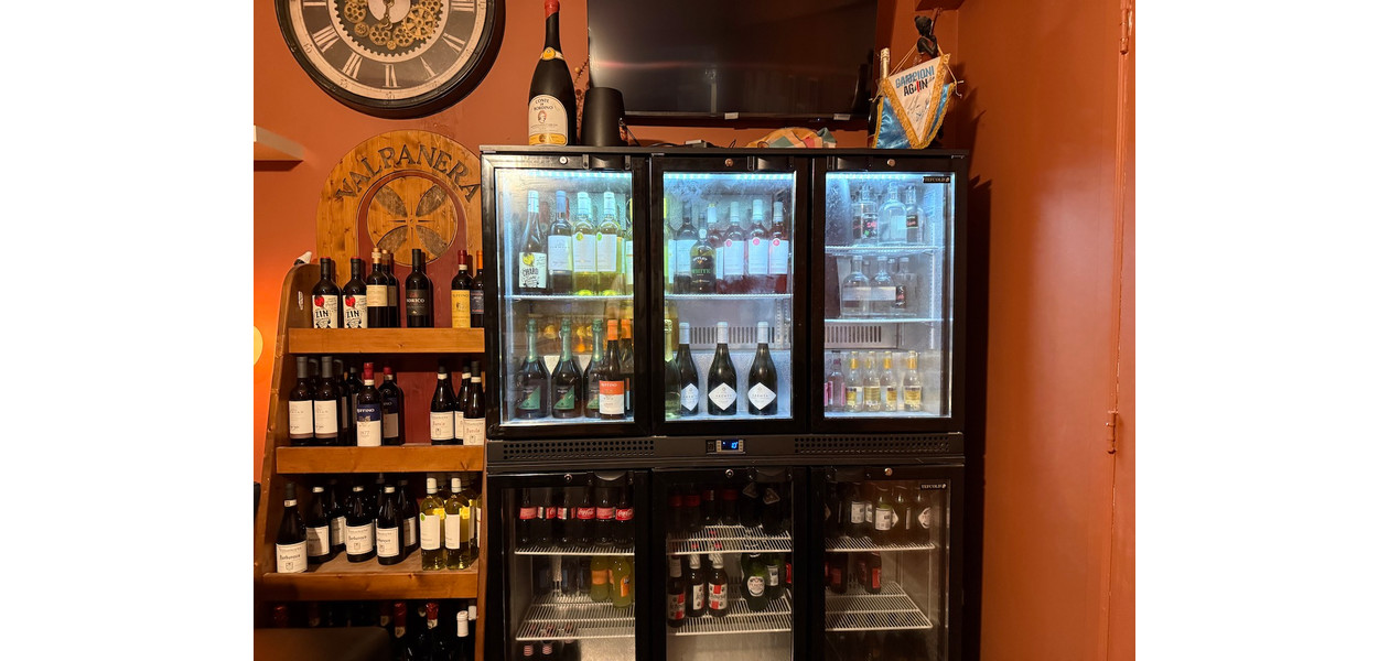 VOLLEDIG INGERICHT ITALIAANS RESTAURANT/PIZZERIA OP EEN TOP LOKATIE