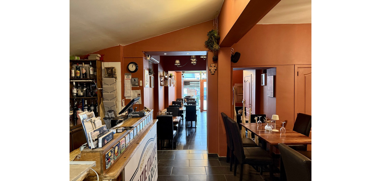 VOLLEDIG INGERICHT ITALIAANS RESTAURANT/PIZZERIA OP EEN TOP LOKATIE