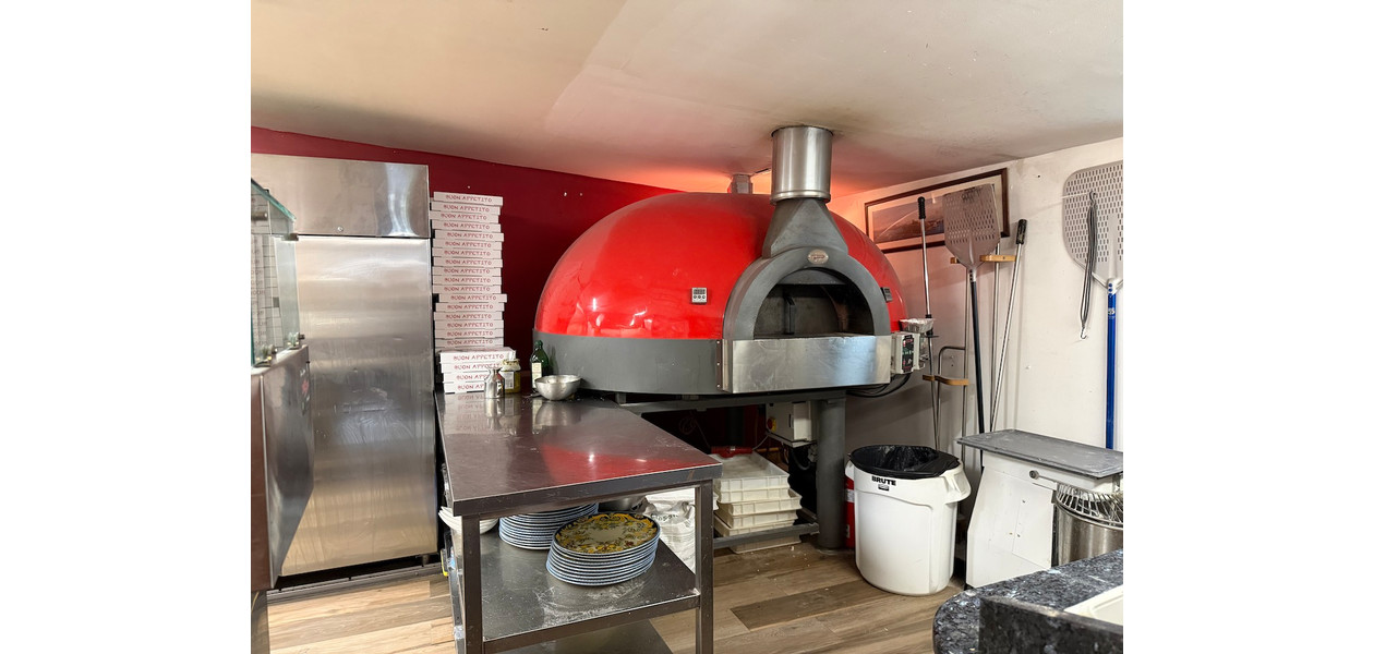 VOLLEDIG INGERICHT ITALIAANS RESTAURANT/PIZZERIA OP EEN TOP LOKATIE