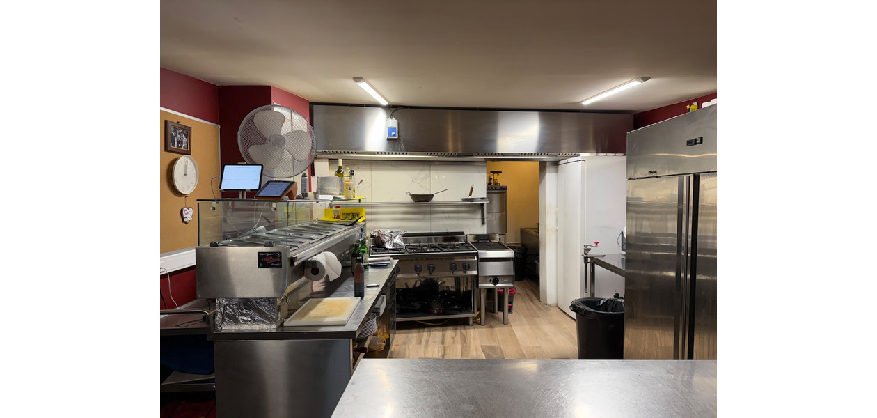 VOLLEDIG INGERICHT ITALIAANS RESTAURANT/PIZZERIA OP EEN TOP LOKATIE