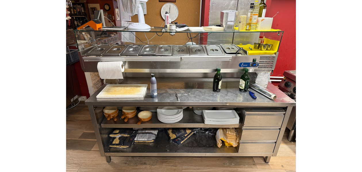 VOLLEDIG INGERICHT ITALIAANS RESTAURANT/PIZZERIA OP EEN TOP LOKATIE