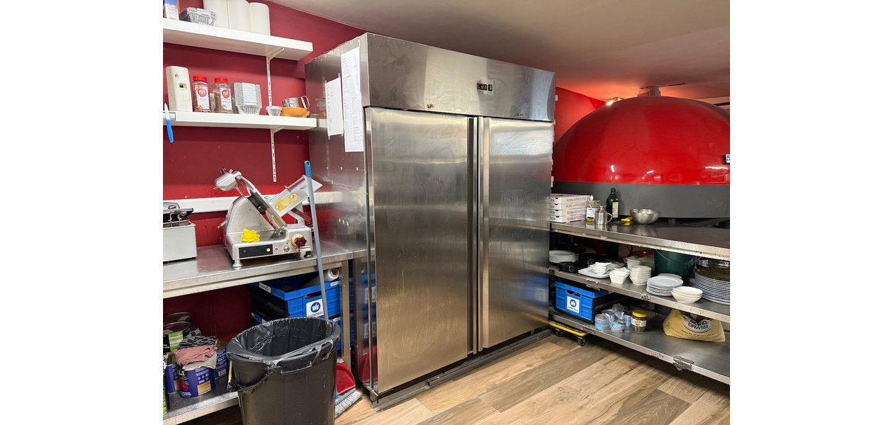 VOLLEDIG INGERICHT ITALIAANS RESTAURANT/PIZZERIA OP EEN TOP LOKATIE