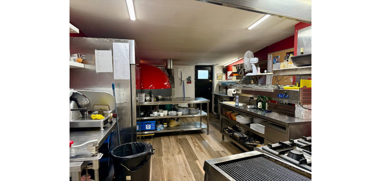 VOLLEDIG INGERICHT ITALIAANS RESTAURANT/PIZZERIA OP EEN TOP LOKATIE
