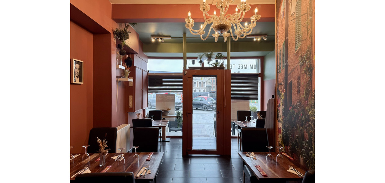VOLLEDIG INGERICHT ITALIAANS RESTAURANT/PIZZERIA OP EEN TOP LOKATIE