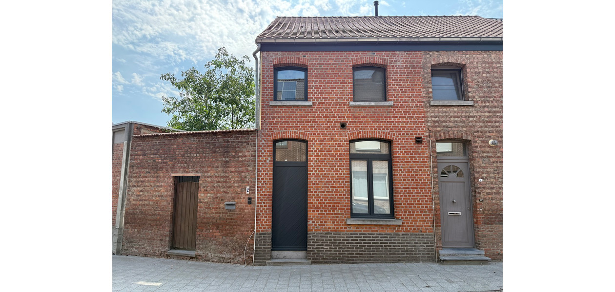 SUPER CHARMANTE GERENOVEERDE STARTERSWONING MET TUIN & GARAGE