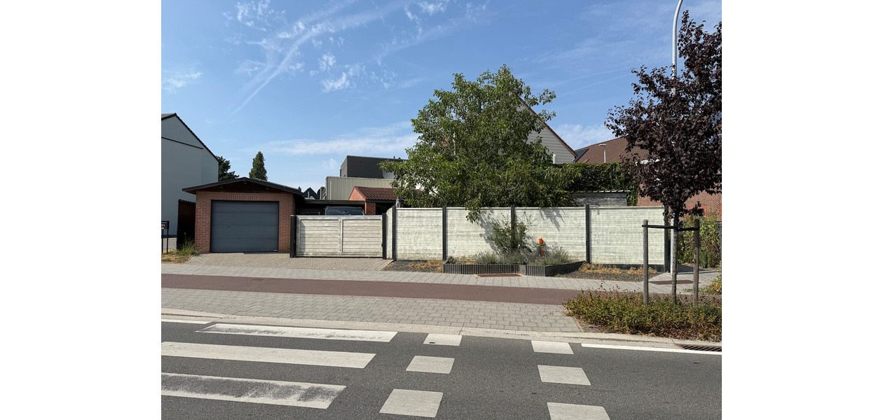 SUPER CHARMANTE GERENOVEERDE STARTERSWONING MET TUIN & GARAGE