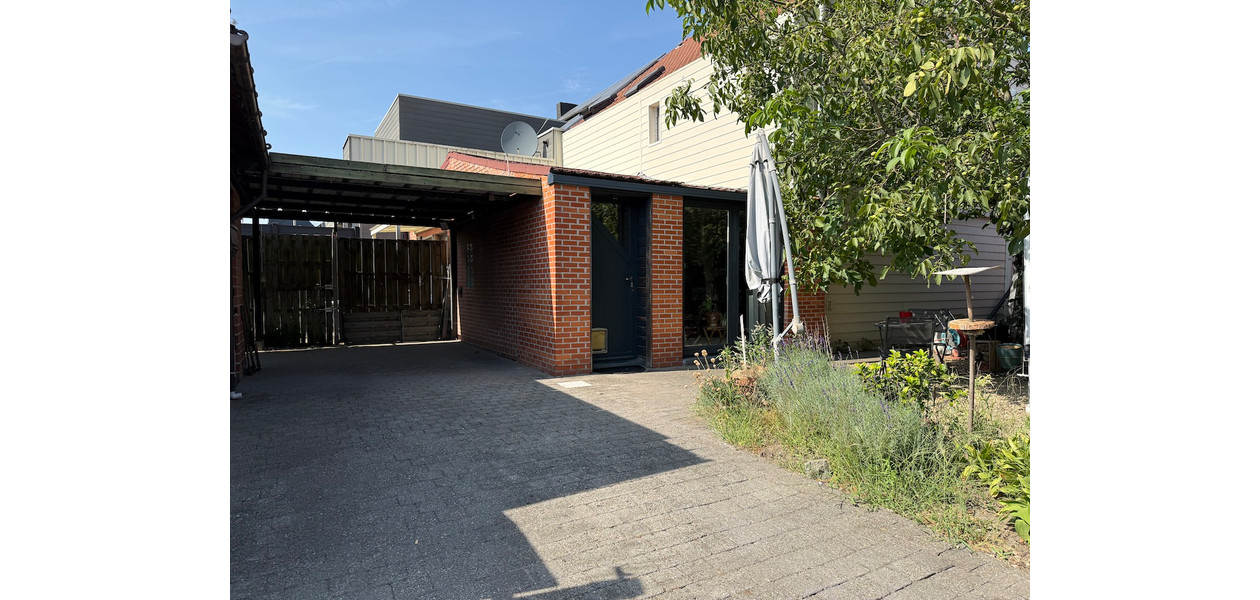 SUPER CHARMANTE GERENOVEERDE STARTERSWONING MET TUIN & GARAGE