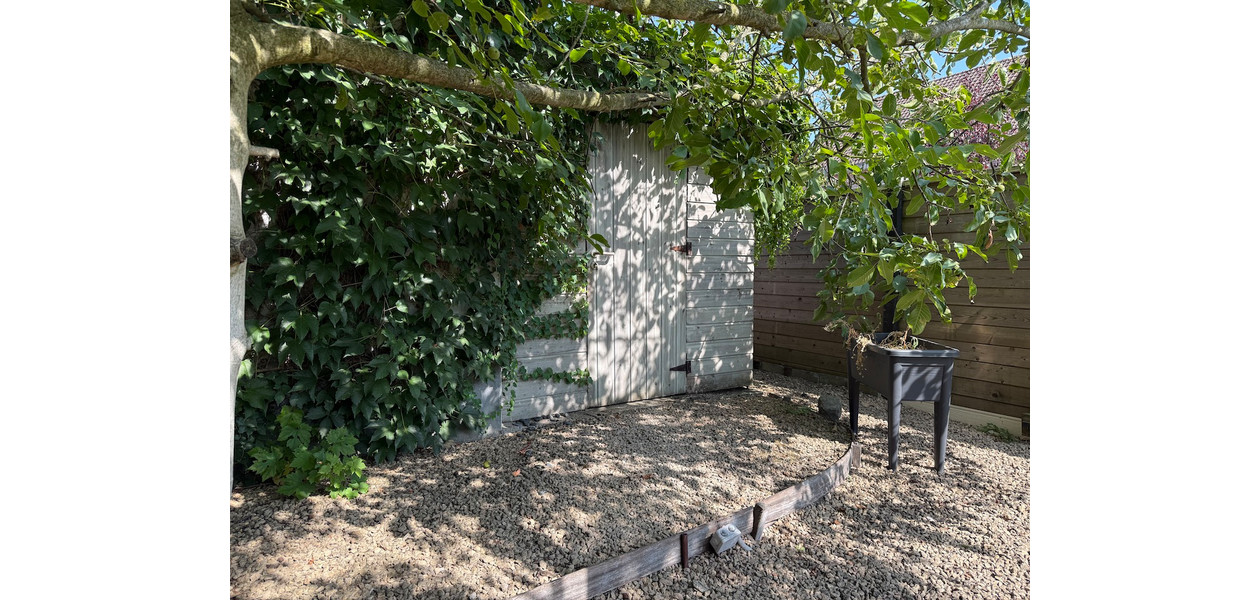 SUPER CHARMANTE GERENOVEERDE STARTERSWONING MET TUIN & GARAGE