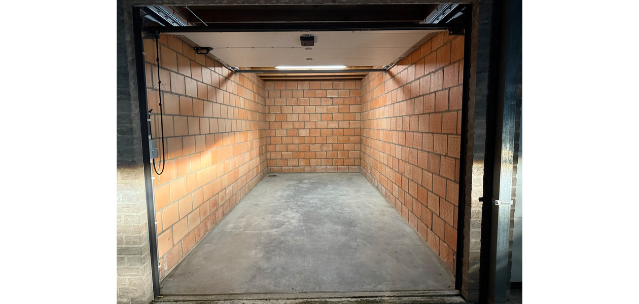 GARAGEBOX IN VOLLE CENTRUM. BEVEILIGDE SITE