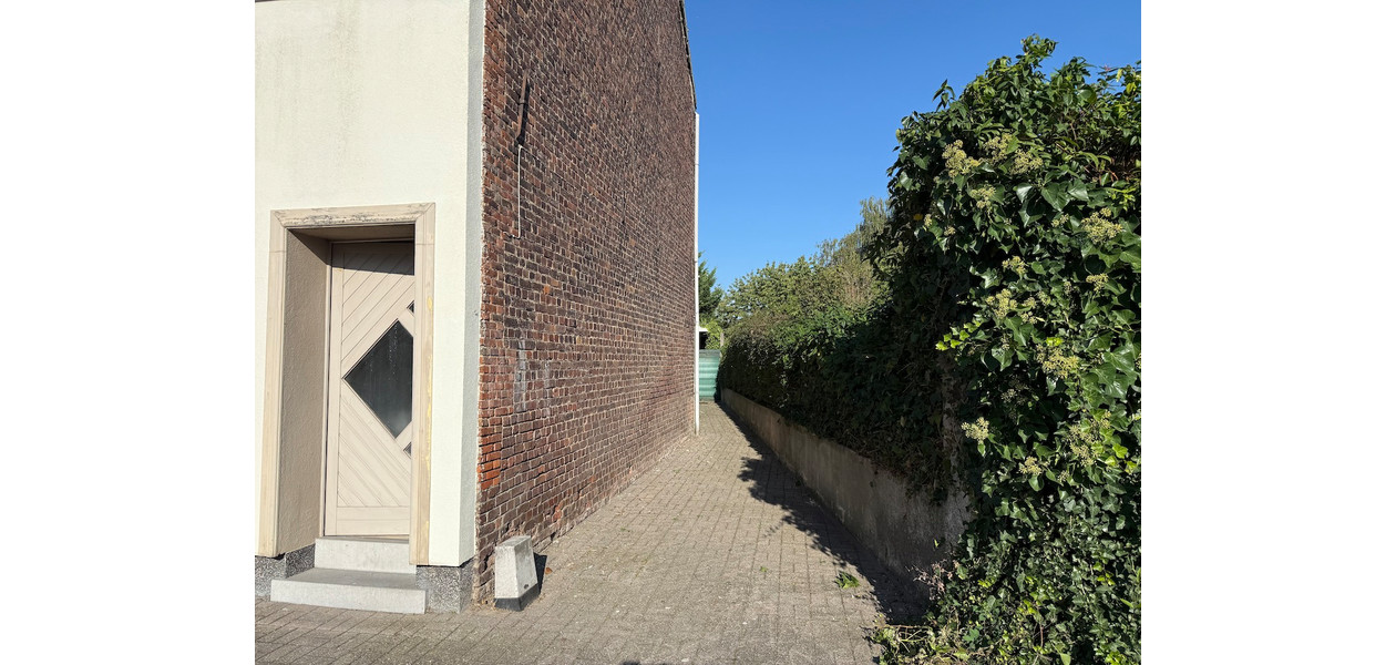 RUSTIG GELEGEN DEELS GERENOVEERDE FAMILIALE WONING - 3 SLAAPKAMERS - GROTE TUIN