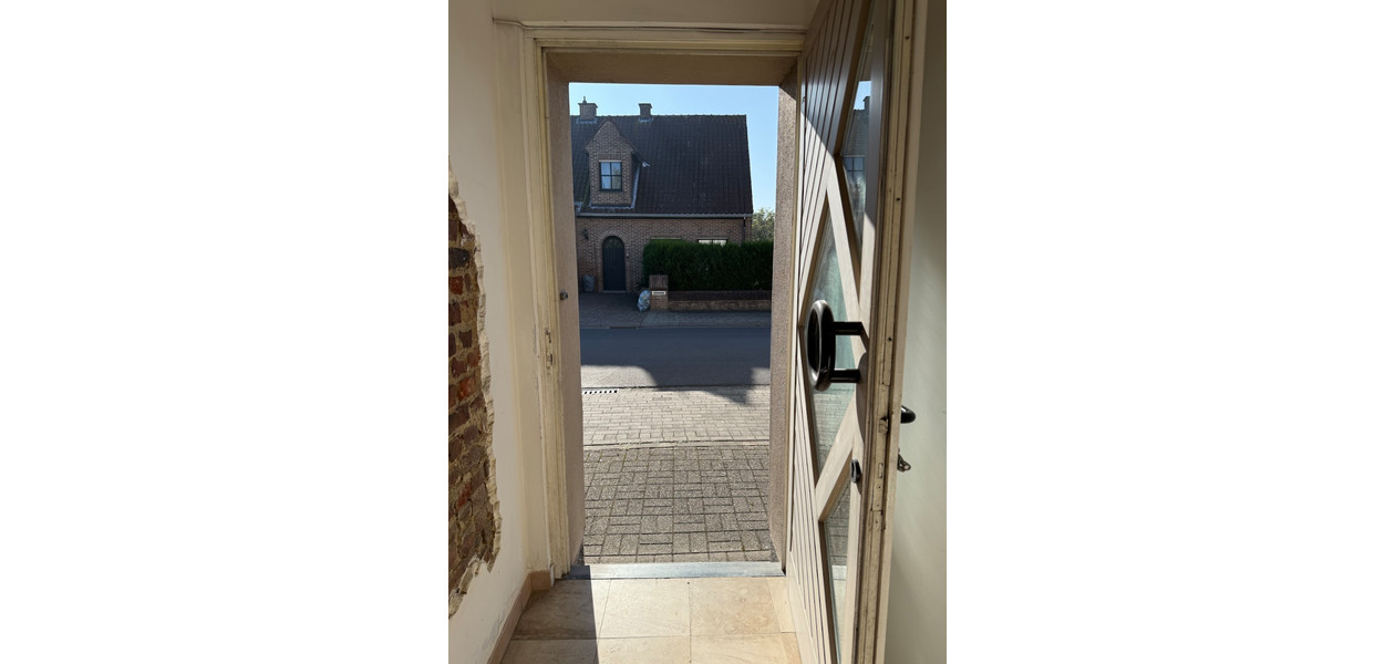 RUSTIG GELEGEN DEELS GERENOVEERDE FAMILIALE WONING - 3 SLAAPKAMERS - GROTE TUIN