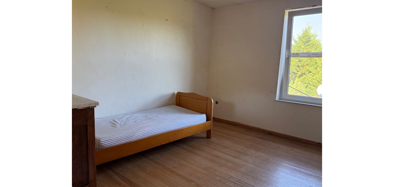 RUSTIG GELEGEN DEELS GERENOVEERDE FAMILIALE WONING - 3 SLAAPKAMERS - GROTE TUIN