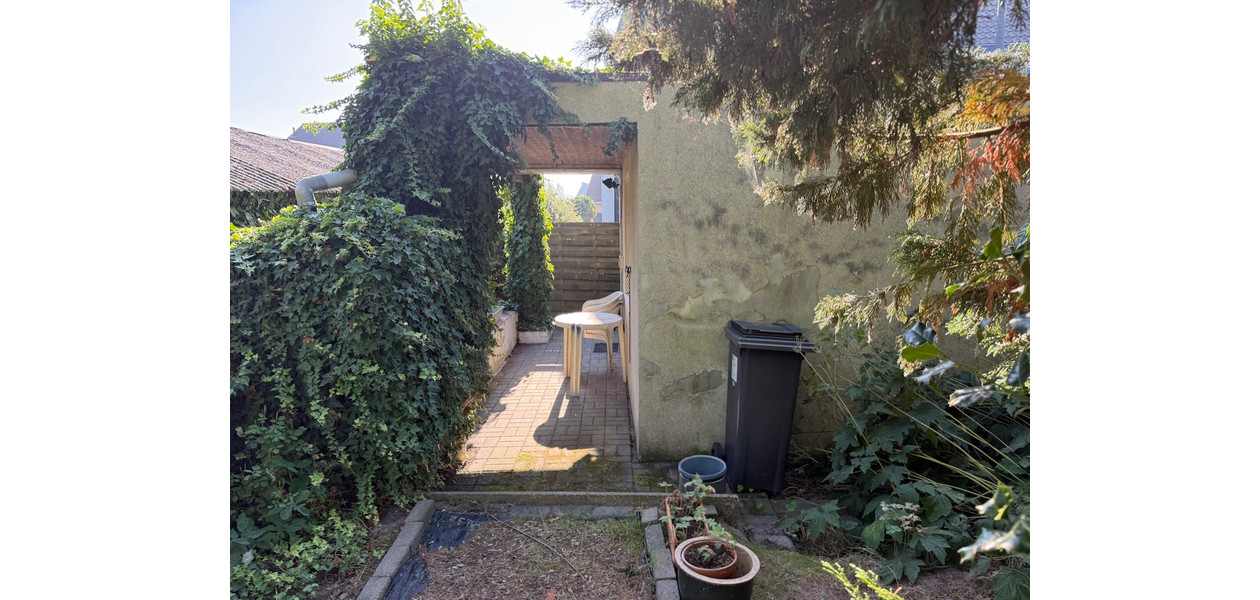 RUSTIG GELEGEN DEELS GERENOVEERDE FAMILIALE WONING - 3 SLAAPKAMERS - GROTE TUIN