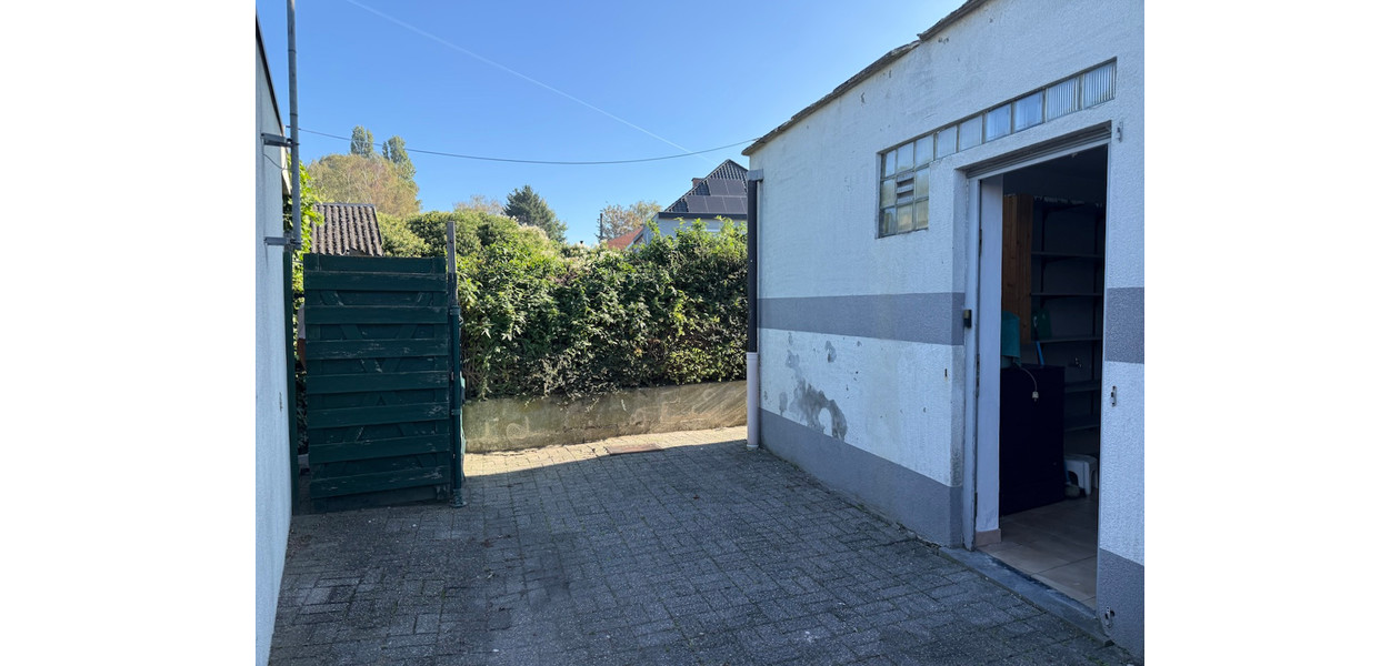 RUSTIG GELEGEN DEELS GERENOVEERDE FAMILIALE WONING - 3 SLAAPKAMERS - GROTE TUIN